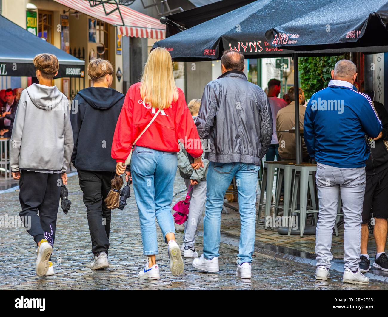 Groupe familial marchant le long de la rue du centre-ville - Bruxelles, Belgique. Banque D'Images