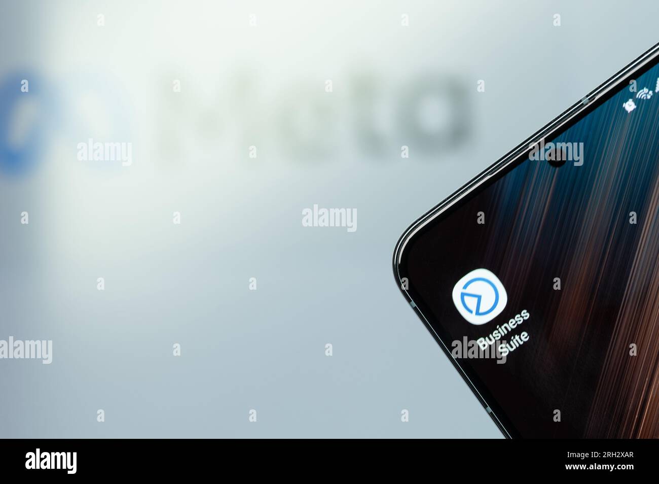 New York, États-Unis - 6 août 2023 : gros plan sur l'écran du smartphone de l'application Meta Business Suite avec un arrière-plan de logo flou Banque D'Images