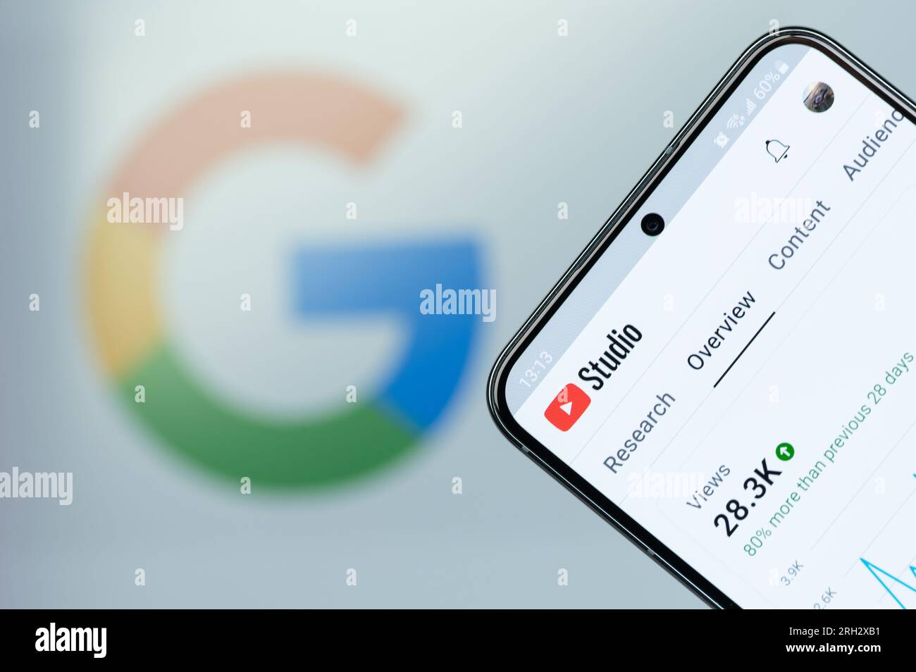 New York, États-Unis - 6 août 2023 : Ouvrez l'application Youtube studio sur l'écran du smartphone gros plan avec un fond de logo flou Banque D'Images