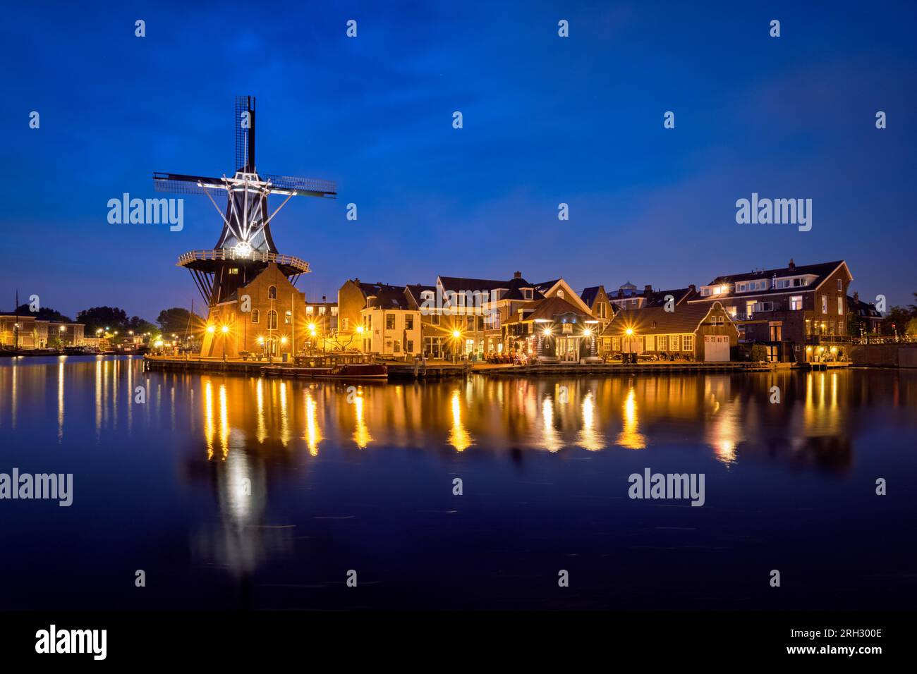 Harlem monument moulin de Adriaan sur la rivière Spaarne. Harlem, Banque D'Images