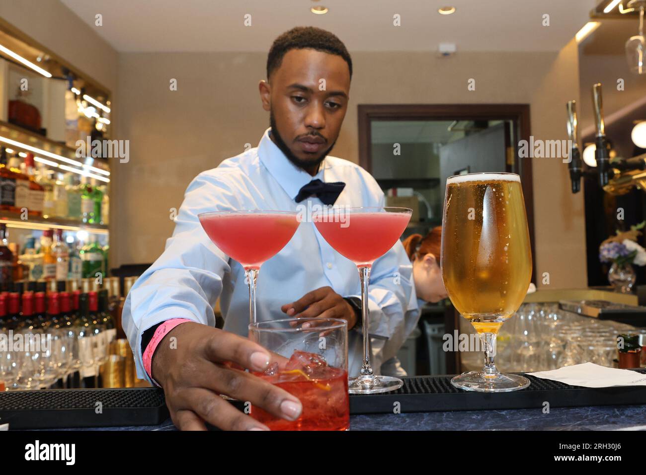 Un Serveur Brasse Un Verre De Cocktail Sur Un Comptoir De Bar Image