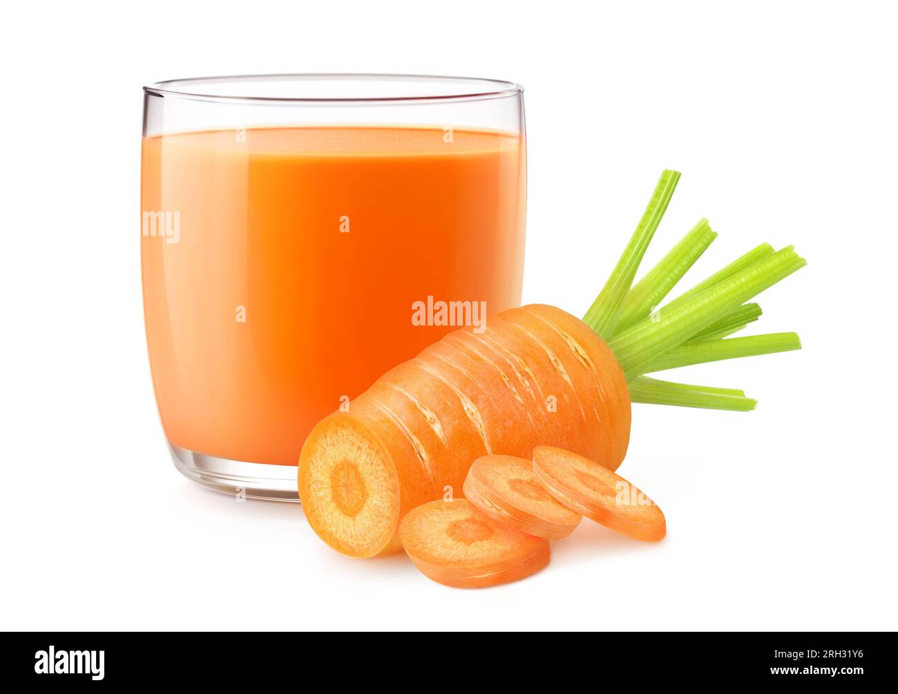 Jus de carotte dans un verre et carotte coupée, isolé sur fond blanc Banque D'Images