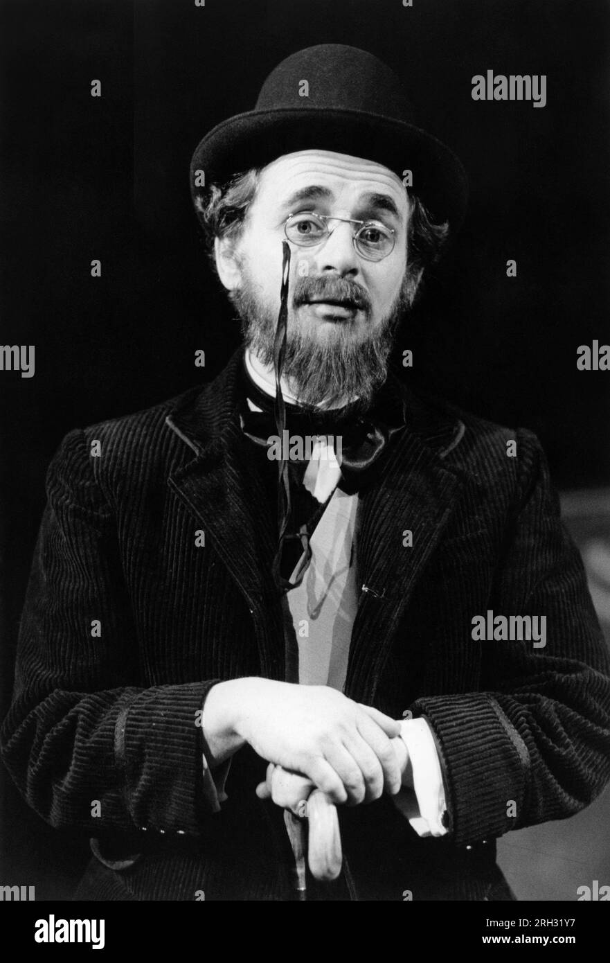 Sylvester McCoy (Erik Satie) dans SATIE JOUR / NUIT par Adrian Mitchell au Lyric Hammersmith Studio, Londres W6 1986 design : Tom Phillips éclairage : Dave Horn réalisateur : Richard Williams Banque D'Images