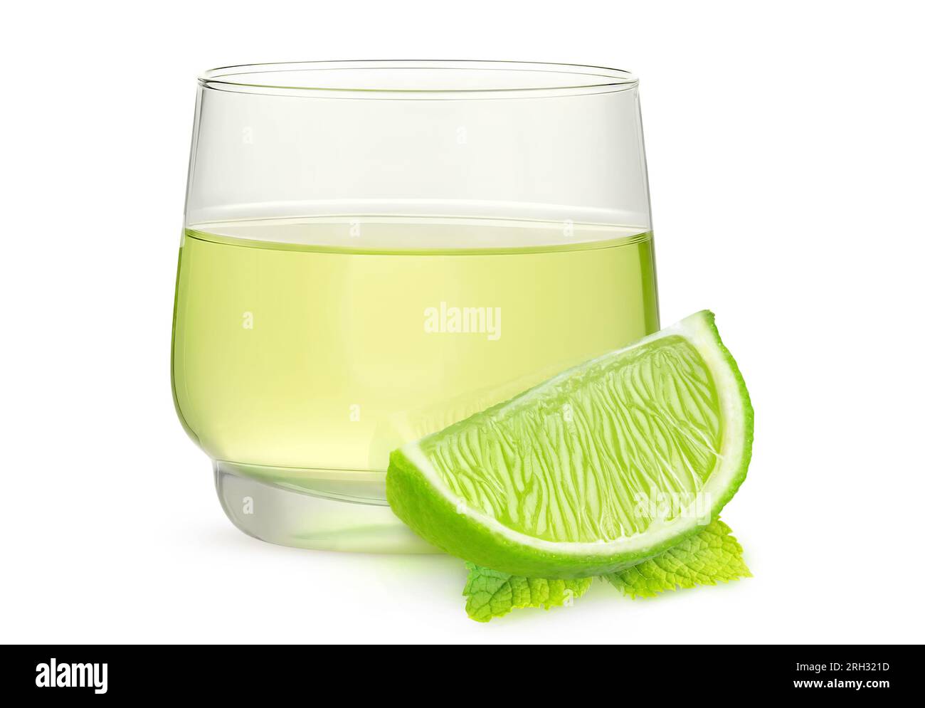 Boisson de citron vert dans un verre, morceau de citron vert et feuille de menthe, isolé sur blanc Banque D'Images