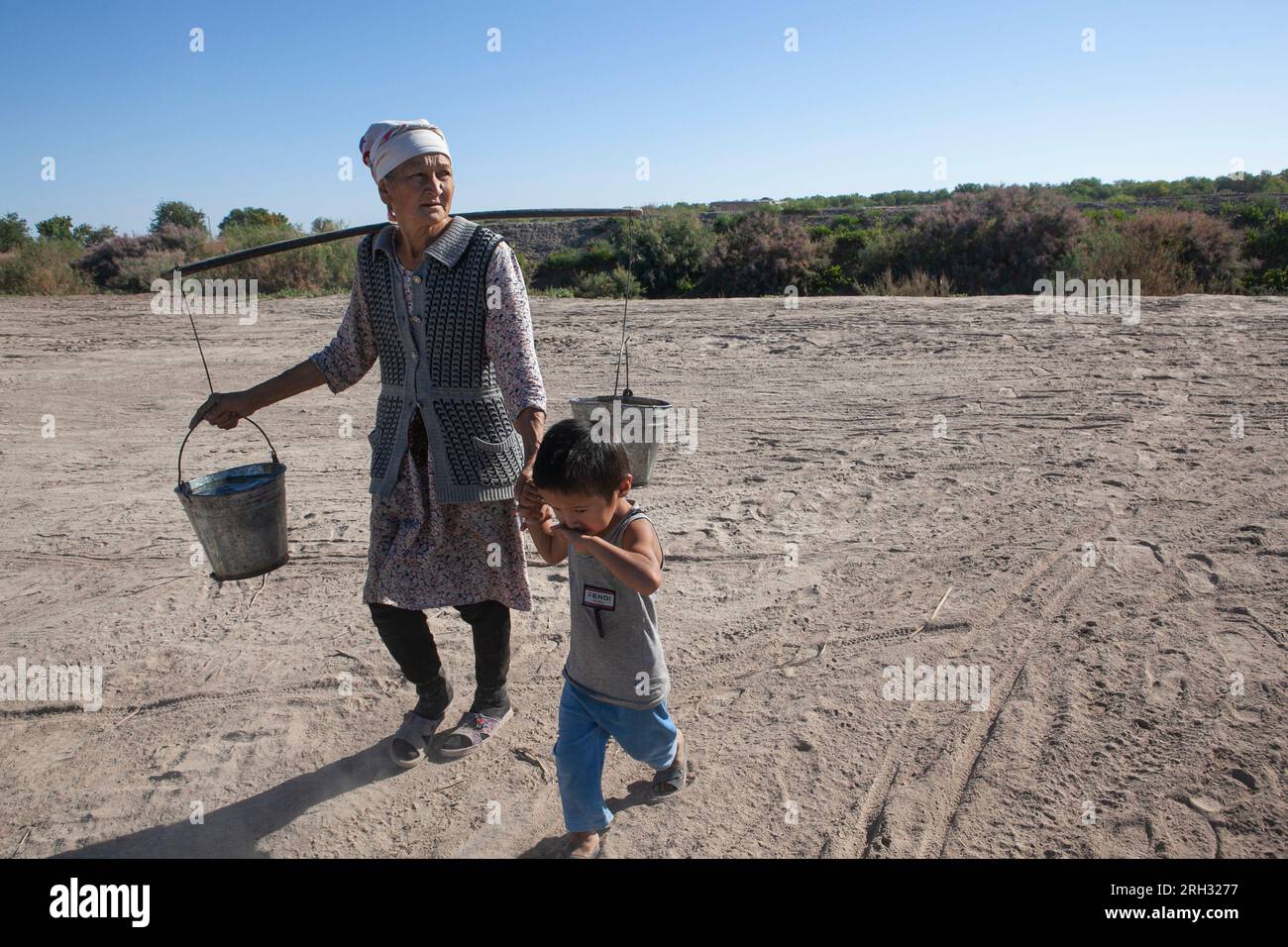 Une femme va chercher de l'eau dans le village d'Aliaul, près de la mer d'Aral desséchée Banque D'Images