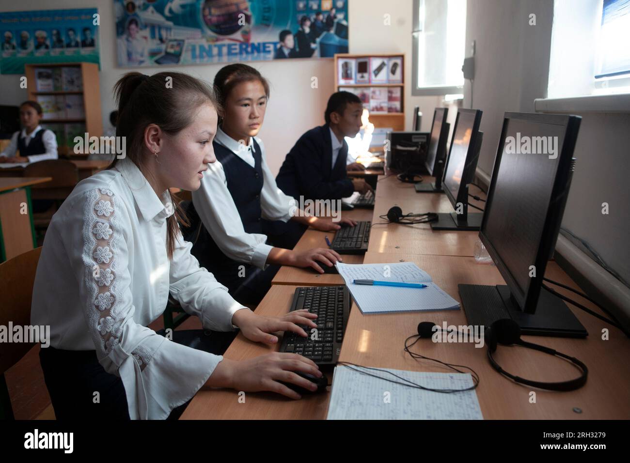 Les élèves utilisent des ordinateurs dans une école à Aliaul, en Ouzbékistan. Banque D'Images