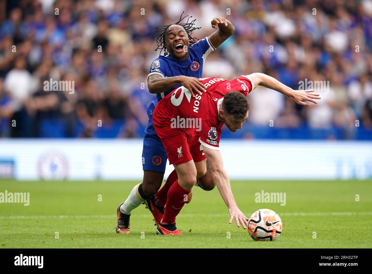 Raheem Sterling de Chelsea (à gauche) et Andrew Robertson de Liverpool se battent pour le ballon lors du match de Premier League à Stamford Bridge, Londres. Date de la photo : dimanche 13 août 2023. Banque D'Images