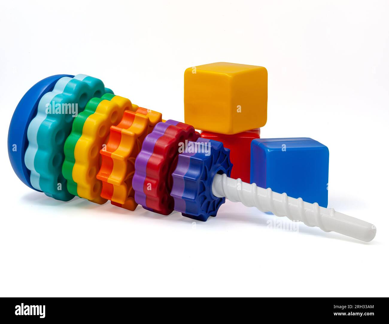 Pyramide multicolore pour enfants avec disques rotatifs et 3 cubes de rouge, jaune et bleu se dressant l'un sur l'autre. Les jouets sont en plastique Banque D'Images
