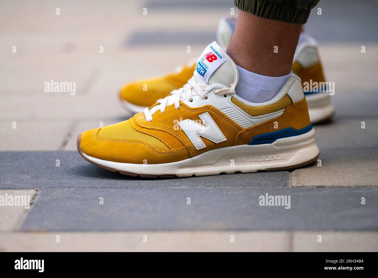 BERLIN - juillet 22 : personne habillée en New Balance Sneakers modèle classique 997H à Berlin le 22 juillet. 2023 en Allemagne Banque D'Images