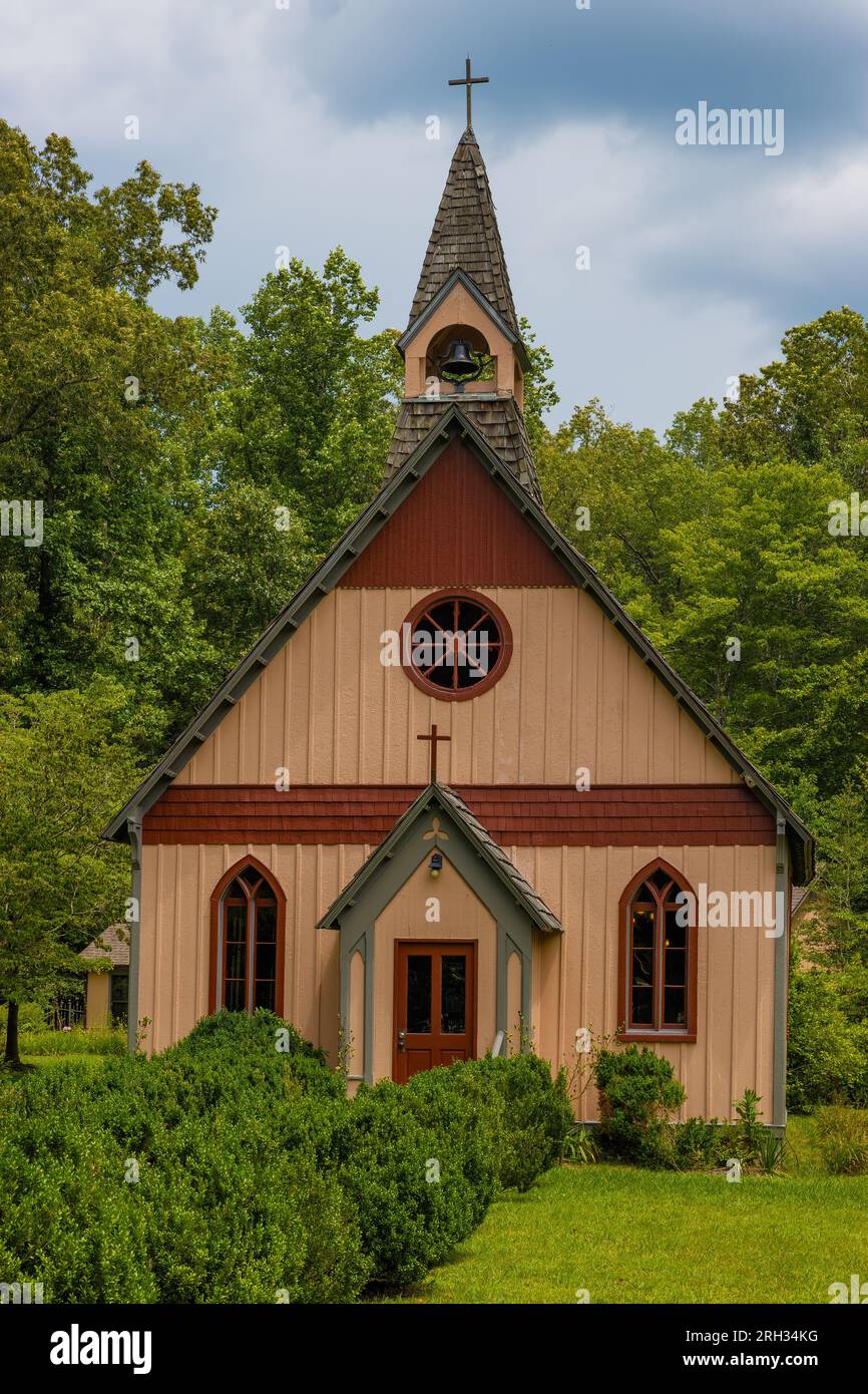 Rugby, Tennessee, USA - 29 juillet 2023 : Christ Church Episcopal Builtin dans les années 1880 dans l'architecture gothique Carpenter et est peint dans sa couleur originale Banque D'Images