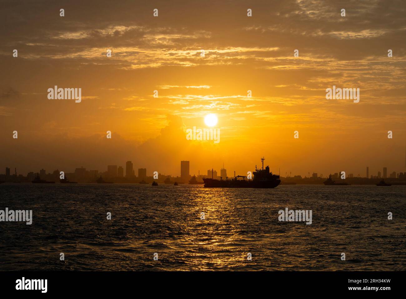 Paysage urbain et coucher de soleil d'été incroyable sur la mer d'Arabie à Mumbai, Bombay en Inde. Banque D'Images