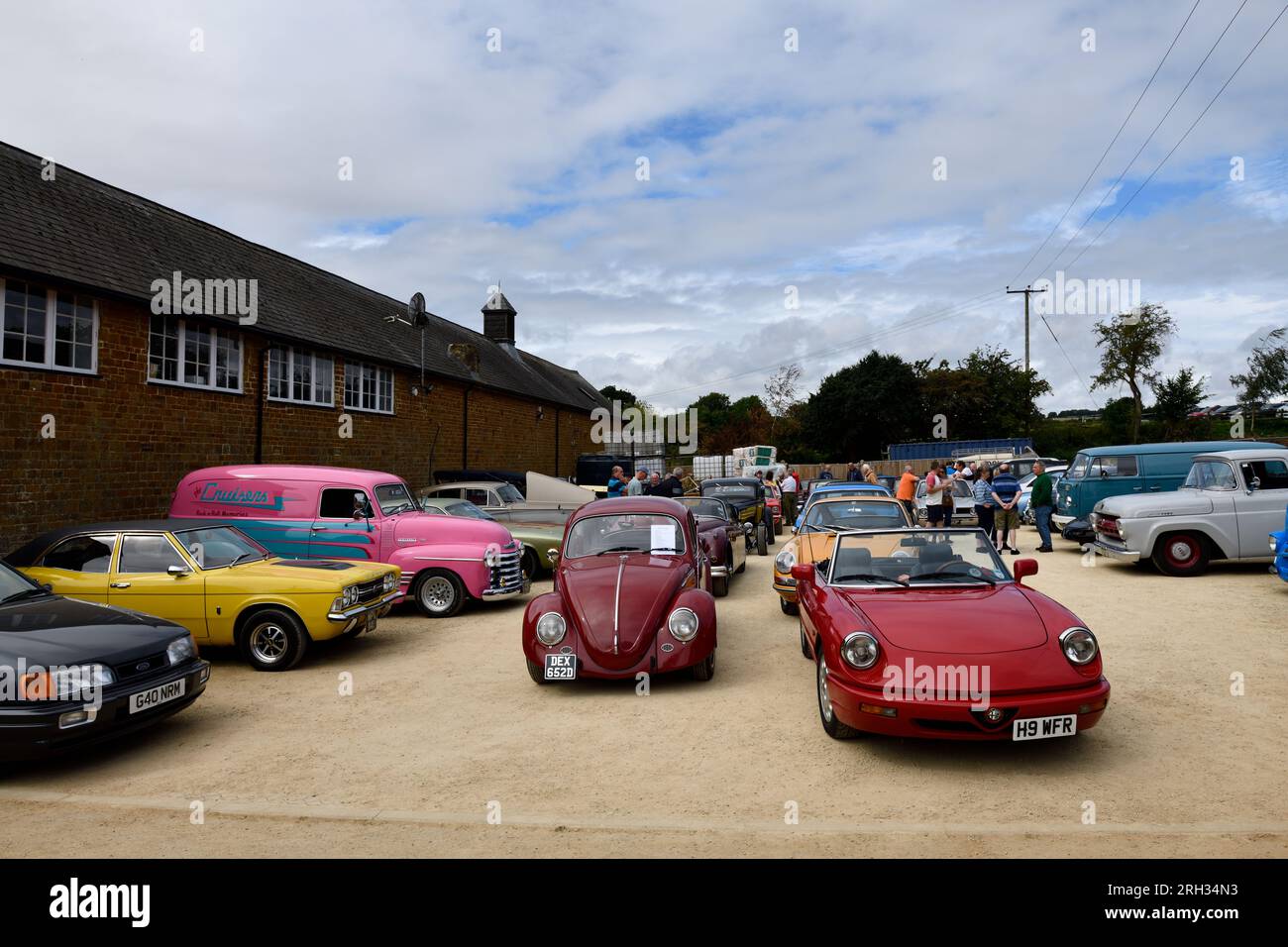 Cotswolds, Royaume-Uni. 13 août 2023. Parking de voitures classiques sur l'exposition statique à Hook Norton Brewery Classic car Meeting Oxfordshire Angleterre royaume-uni. 13 août 2023 crédit : MELVIN GREEN / Alamy Live News. Crédit : MELVIN GREEN/Alamy Live News Banque D'Images