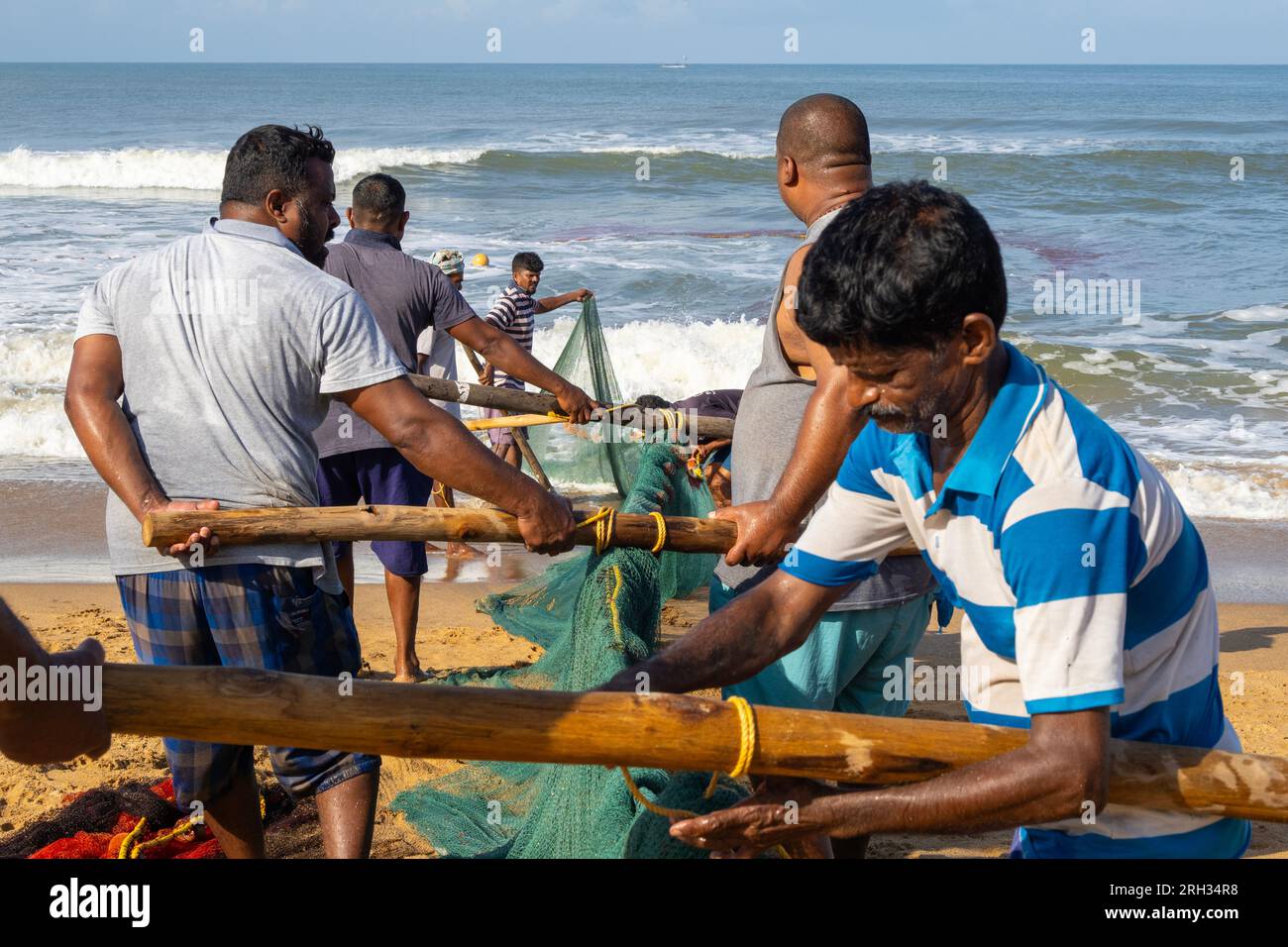 GOA INDE - 25 SEPTEMBRE : les pêcheurs indiens pêchent du poisson et tirent les filets le matin du 25 septembre. 2022 en Inde Banque D'Images