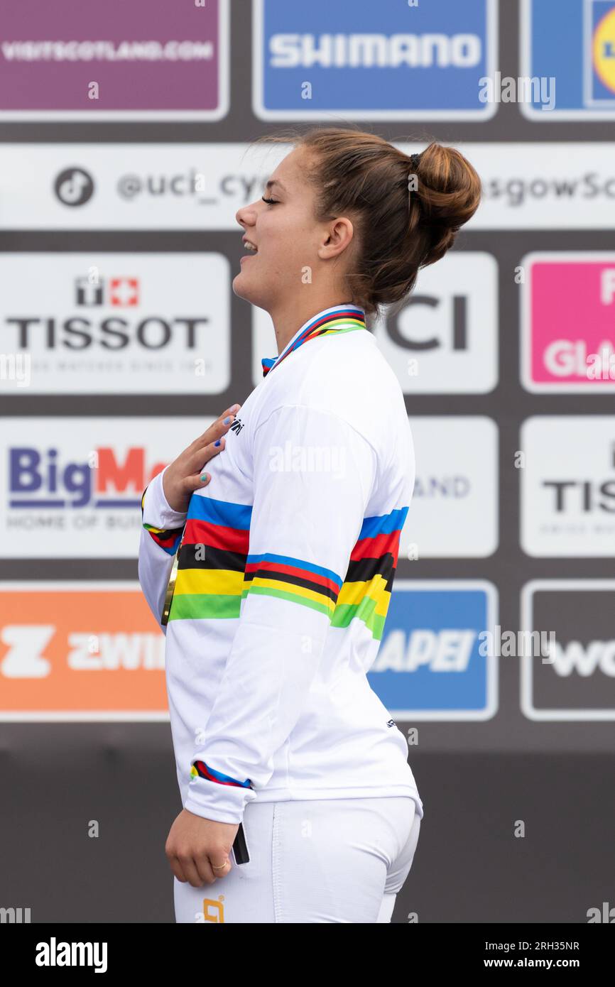 Glasgow BMX Centre, Glasgow, Écosse, Royaume-Uni. 13 août 2023. UCI Cycling World Championships BMX Racing Women's Elite final Bethany Shriever (GB) chantant avec l'hymne national britannique Credit : Kay Roxby/Alamy Live News Banque D'Images