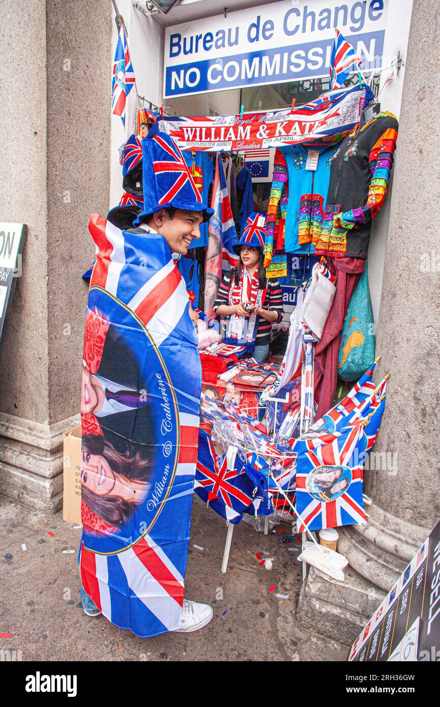 Vendeurs de rue avec stand de souvenir pendant le mariage royal, Londres Angleterre, Royaume-Uni, Banque D'Images