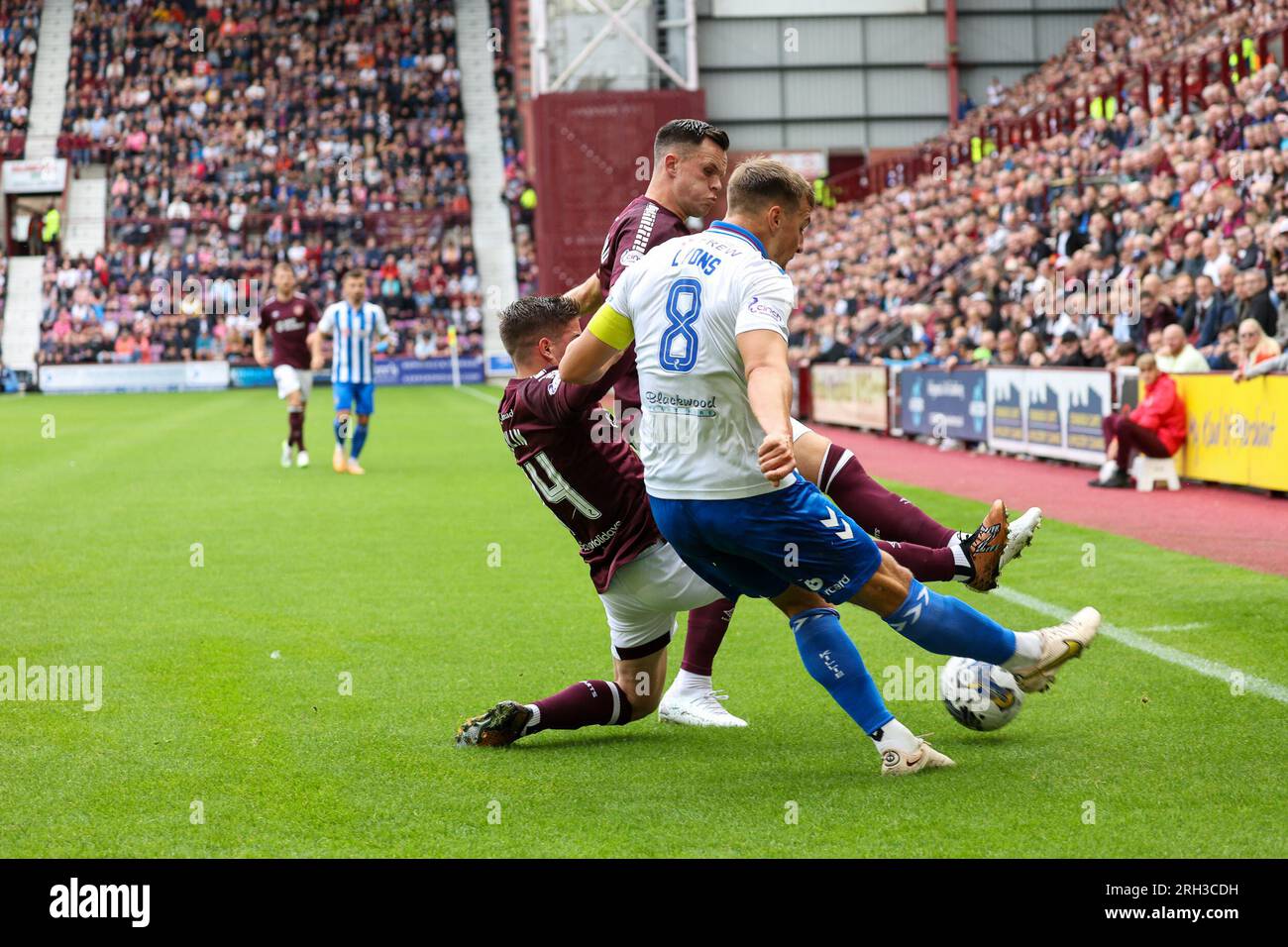 Edimbourg, Royaume-Uni. 13 août 2023. Parc Tynecastle. Edimbourg. Écosse. Hearts v Kilmarnock. 13 août 2023 Lawrence Shankland et Cammy Devlin ne peuvent pas franchir la défense Kilmarnock (crédit photo : David Mollison/Alamy Live News Banque D'Images