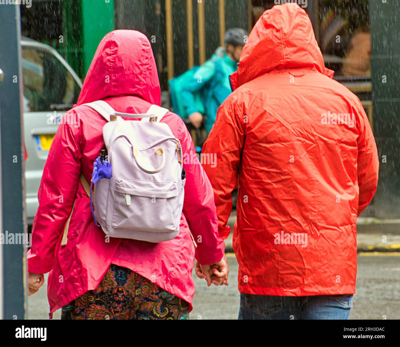 Édimbourg, Écosse, Royaume-Uni. 13h août 2023. UK Météo : la longue promenade des prairies au centre. Chaud et humide comme les touristes infestaient les rues de la ville parmi les actes de frange de rue avec leurs bordages . Crédit Gerard Ferry/Alamy Live News Banque D'Images