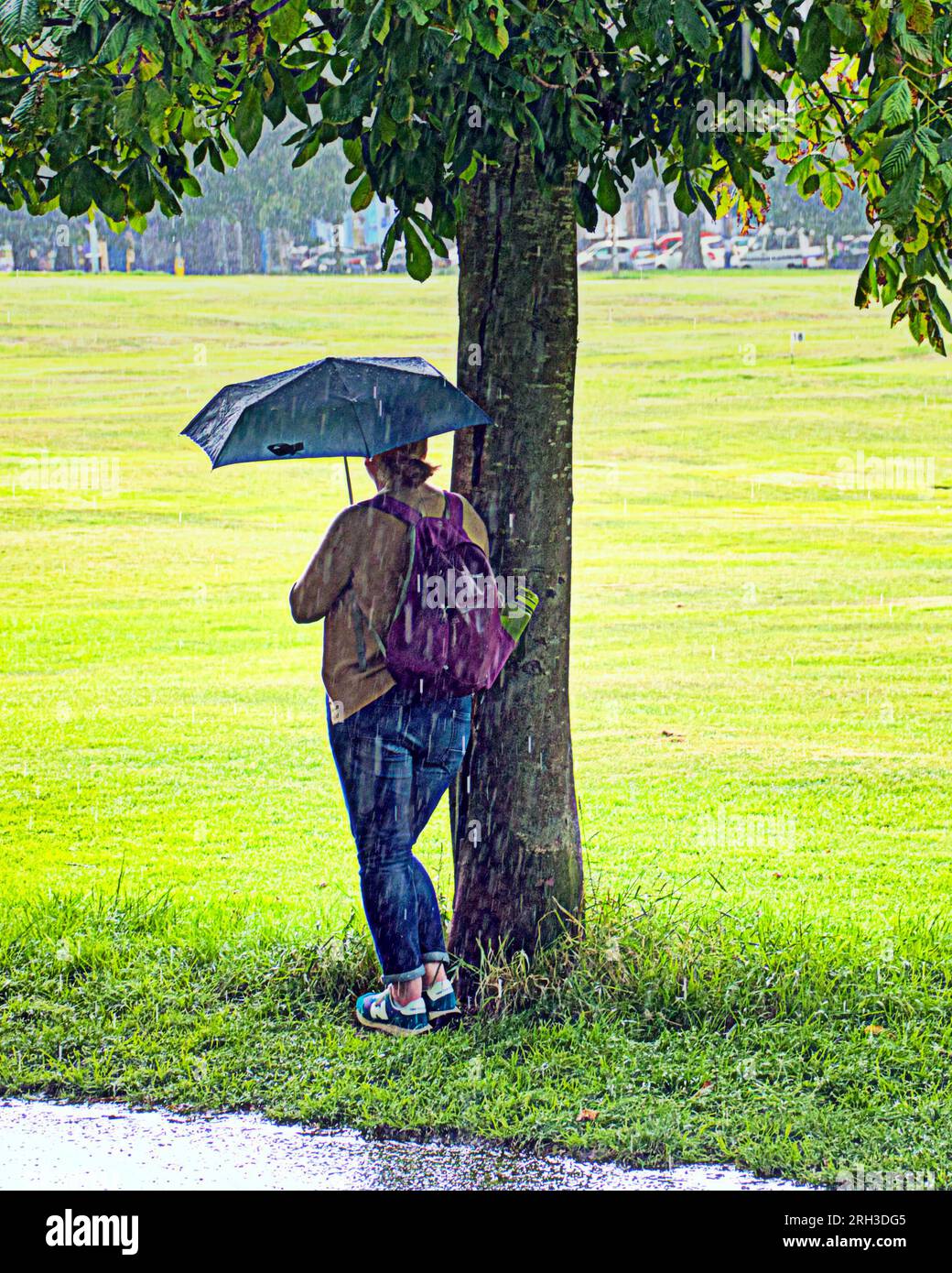 Édimbourg, Écosse, Royaume-Uni. 13h août 2023. UK Météo : les prairies un endroit vert célèbre dans la ville. Chaud et humide comme les touristes infestaient les rues de la ville parmi les actes de frange de rue avec leurs bordages . Crédit Gerard Ferry/Alamy Live News Banque D'Images