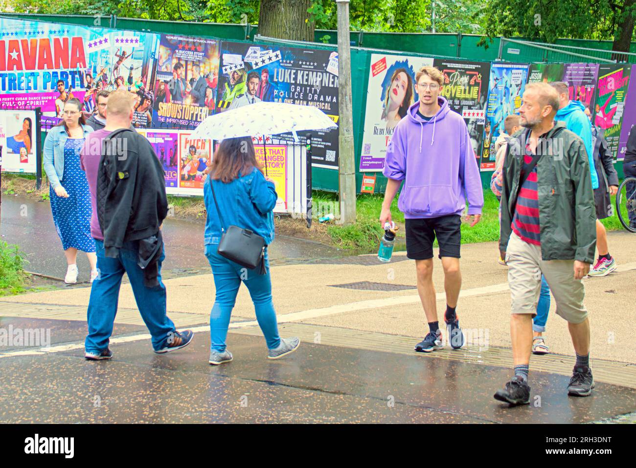 Édimbourg, Écosse, Royaume-Uni. 13h août 2023. UK Météo : la longue promenade des prairies au centre. Chaud et humide comme les touristes infestaient les rues de la ville parmi les actes de frange de rue avec leurs bordages . Crédit Gerard Ferry/Alamy Live News Banque D'Images