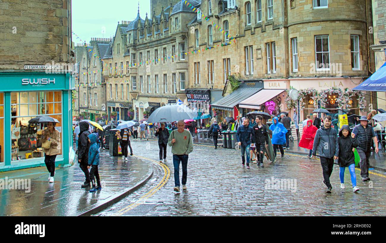 Édimbourg, Écosse, Royaume-Uni. 13h août 2023. UK Météo : sur le monticule vers le Royal Mile. Chaud et humide comme les touristes infestaient les rues de la ville parmi les actes de frange de rue avec leurs bordages . Crédit Gerard Ferry/Alamy Live News Banque D'Images