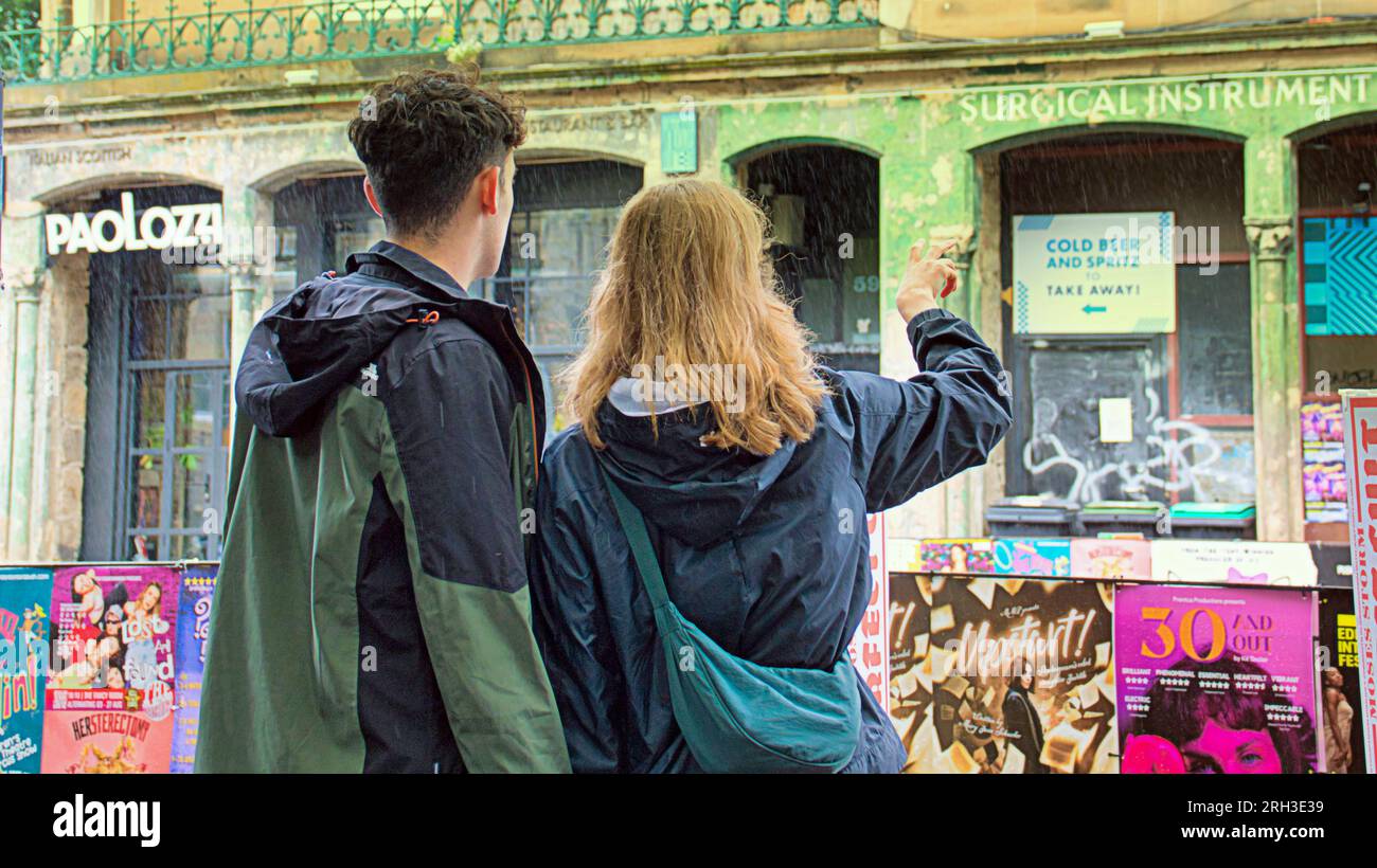 Édimbourg, Écosse, Royaume-Uni. 13h août 2023. UK Météo : la longue promenade des prairies au centre. Chaud et humide comme les touristes infestaient les rues de la ville parmi les actes de frange de rue avec leurs bordages . Crédit Gerard Ferry/Alamy Live News Banque D'Images