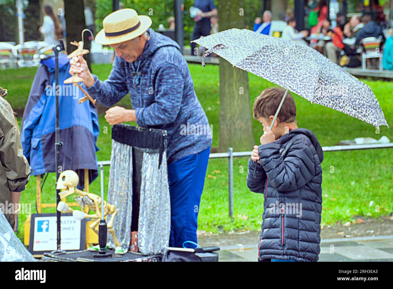 Édimbourg, Écosse, Royaume-Uni. 13h août 2023. UK Météo : la longue promenade des prairies au centre. Chaud et humide comme les touristes infestaient les rues de la ville parmi les actes de frange de rue avec leurs bordages . Crédit Gerard Ferry/Alamy Live News Banque D'Images
