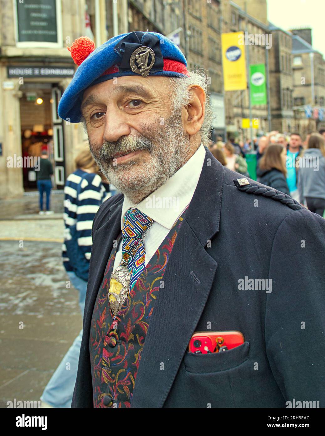 Édimbourg, Écosse, Royaume-Uni. 13h août 2023. UK Météo : un gentleman très finement habillé. Chaud et humide comme les touristes infestaient les rues de la ville parmi les actes de frange de rue avec leurs bordages . Crédit Gerard Ferry/Alamy Live News Banque D'Images