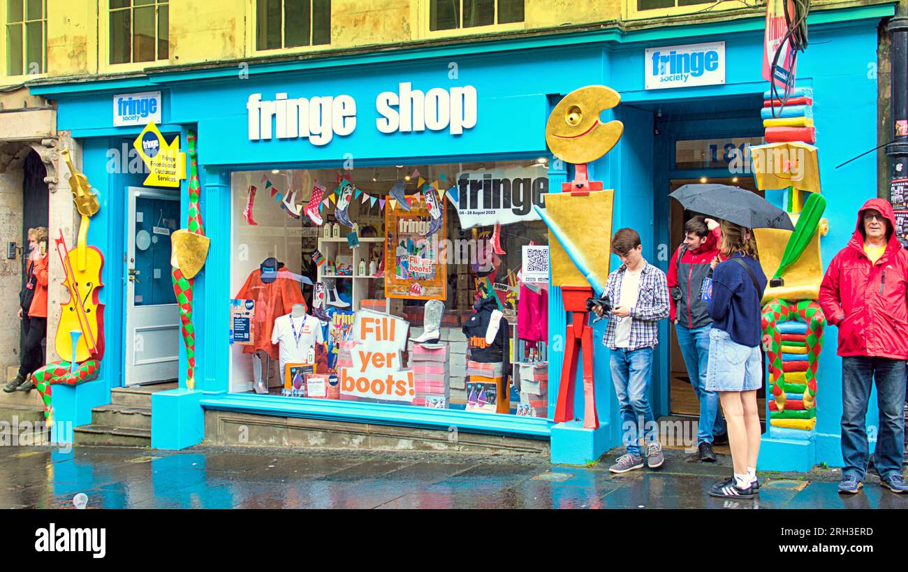 Édimbourg, Écosse, Royaume-Uni. 13h août 2023. UK Météo : le magasin de franges sur le Royal Mile. Chaud et humide comme les touristes infestaient les rues de la ville parmi les actes de frange de rue avec leurs bordages . Crédit Gerard Ferry/Alamy Live News Banque D'Images