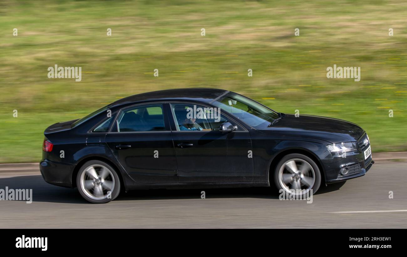 Milton Keynes, Royaume-Uni - 11 août 2023 : voiture noire Audi A4 2011 conduisant sur une route de campagne anglaise. Banque D'Images