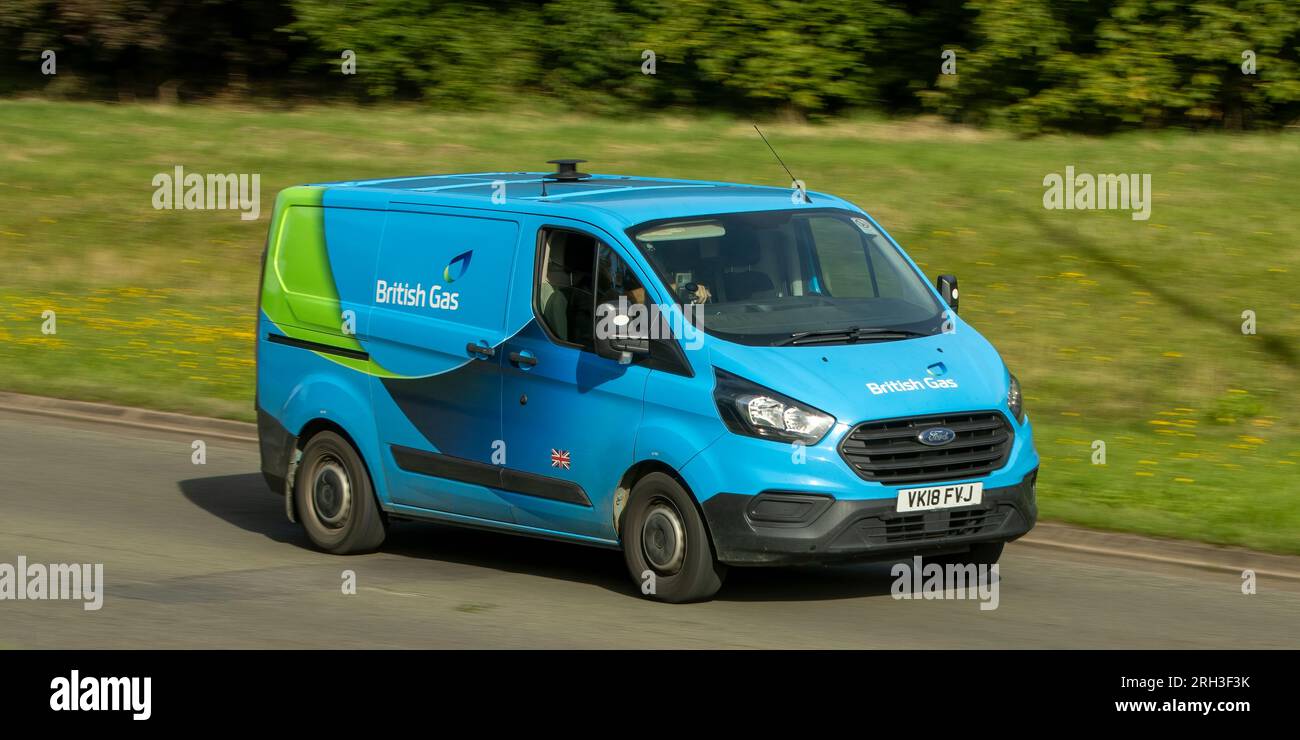 Milton Keynes, Royaume-Uni - 10 août 2023 : Ford Transit van utilisé comme fourgon de service de gaz britannique roulant sur une route de campagne anglaise. Banque D'Images