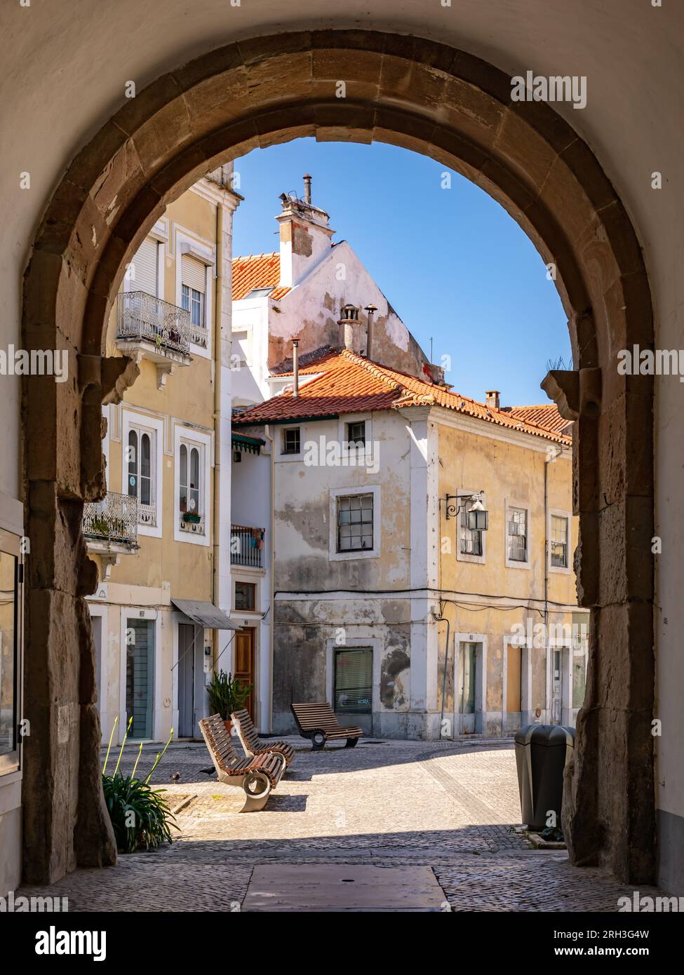 Arcade et porte de la ville sont le passage de la place de la cathédrale à la place de la République à Praça da República à Alcobaca, Portugal Banque D'Images