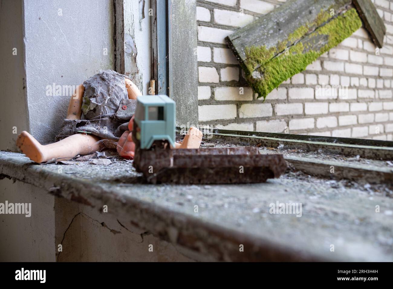 Un jardin d'enfants abandonné avec des jouets et des poupées dans la zone d'exclusion de la Biélorussie Banque D'Images