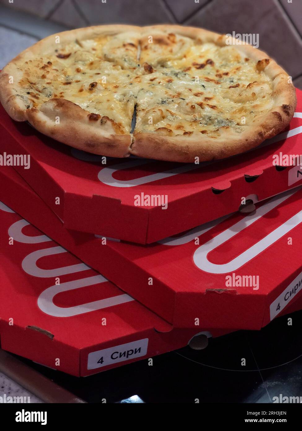 Pizza dans des boîtes, délicieuse pizza 4 fromages Banque D'Images
