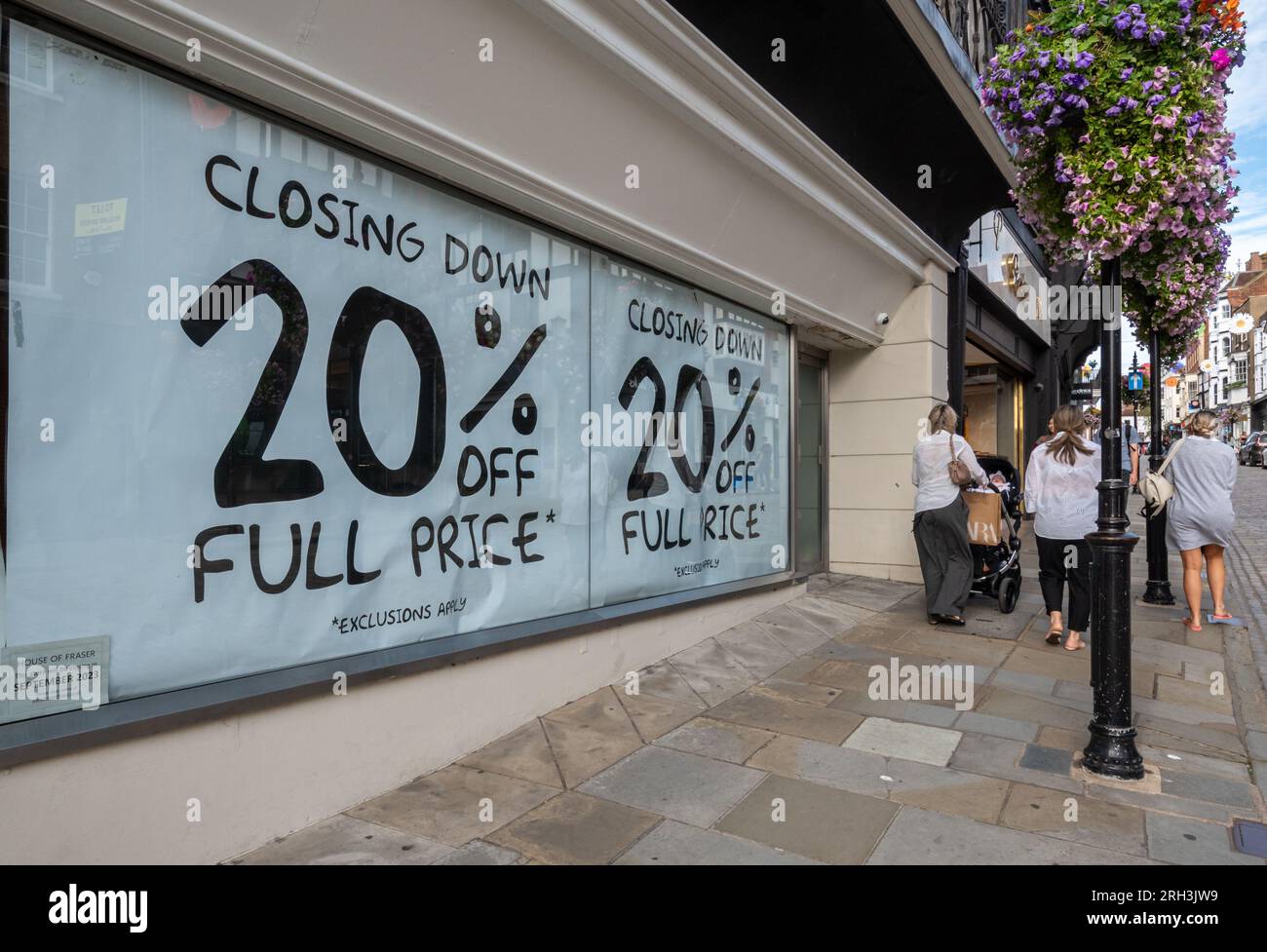 Le grand magasin House of Fraser à Guildford, Surrey, Angleterre, Royaume-Uni, ferme ses portes le 30 septembre 2023. Photographié le 13 août 2023, de grandes affiches dans les vitrines du magasin haut de gamme annoncent une réduction de 20% sur la vente de fermeture. Banque D'Images