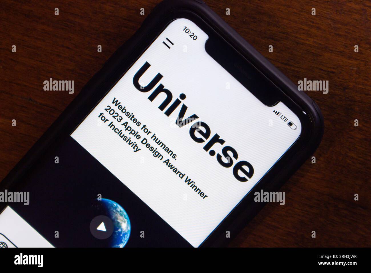 Vancouver, CANADA - août 6 2023 : site de Universe vu dans iPhone. Universe est un créateur de site Web personnalisé pour iPhone et iPad Banque D'Images