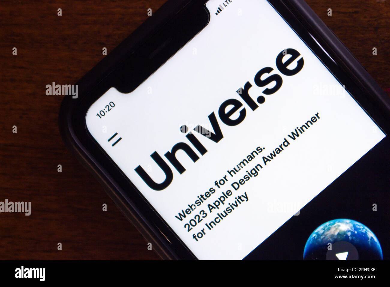 Vancouver, CANADA - août 6 2023 : site de Universe vu dans iPhone. Universe est un créateur de site Web personnalisé pour iPhone et iPad Banque D'Images