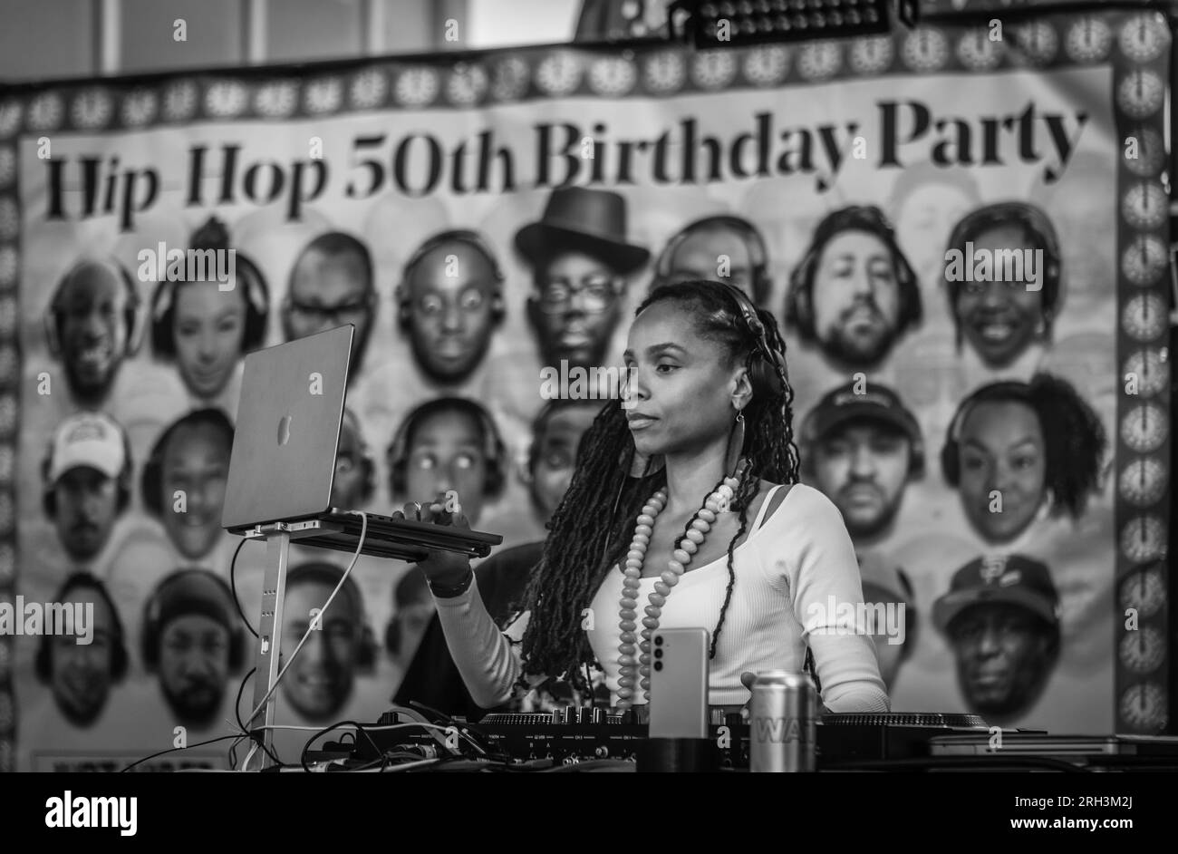 DeeJaying à la fête du 50e anniversaire Hip Hop sur le Southbank à Londres. Banque D'Images