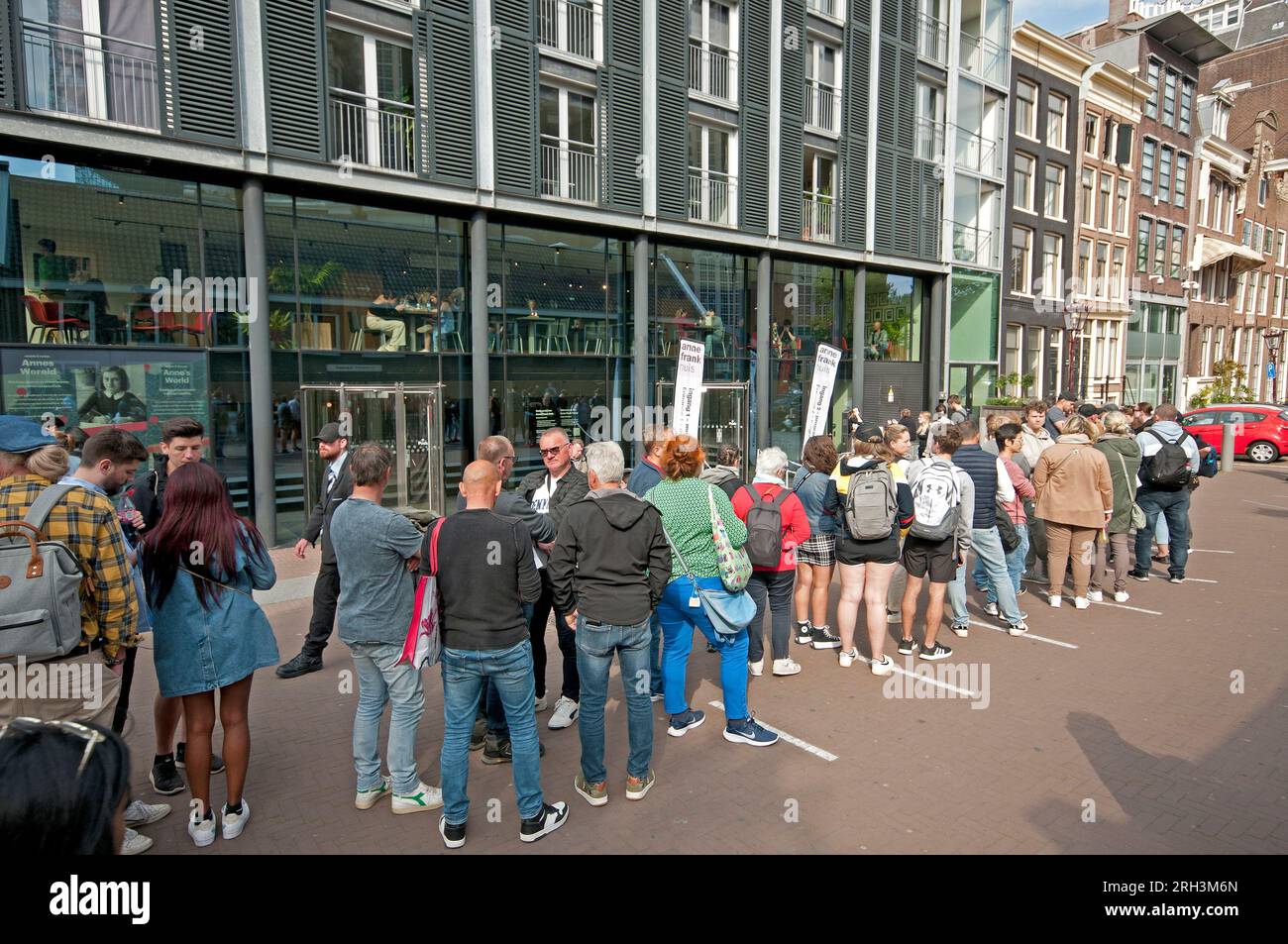 Personnes en ligne pour visiter le Musée Anna Frank, Amsterdam, pays-Bas Banque D'Images