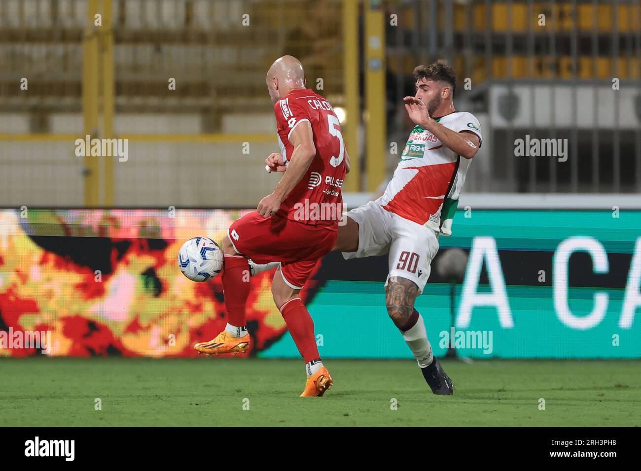 Monza, Italie. 13 août 2023. Luca Caldirola d'AC Monza défie Manolo Portanova d'AC Reggiana lors du match Coppa Italia Round of 32 au U-Power Stadium de Monza. Le crédit photo devrait se lire : Jonathan Moscrop/Sportimage crédit : Sportimage Ltd/Alamy Live News Banque D'Images