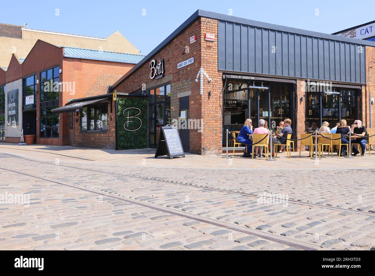 Humber Street au cœur du marché aux fruits de Hul, avec un mélange d'arts, de culture, de cafés, de bars, de restaurants et de boutiques indépendantes, dans East Yorkshire, Royaume-Uni Banque D'Images