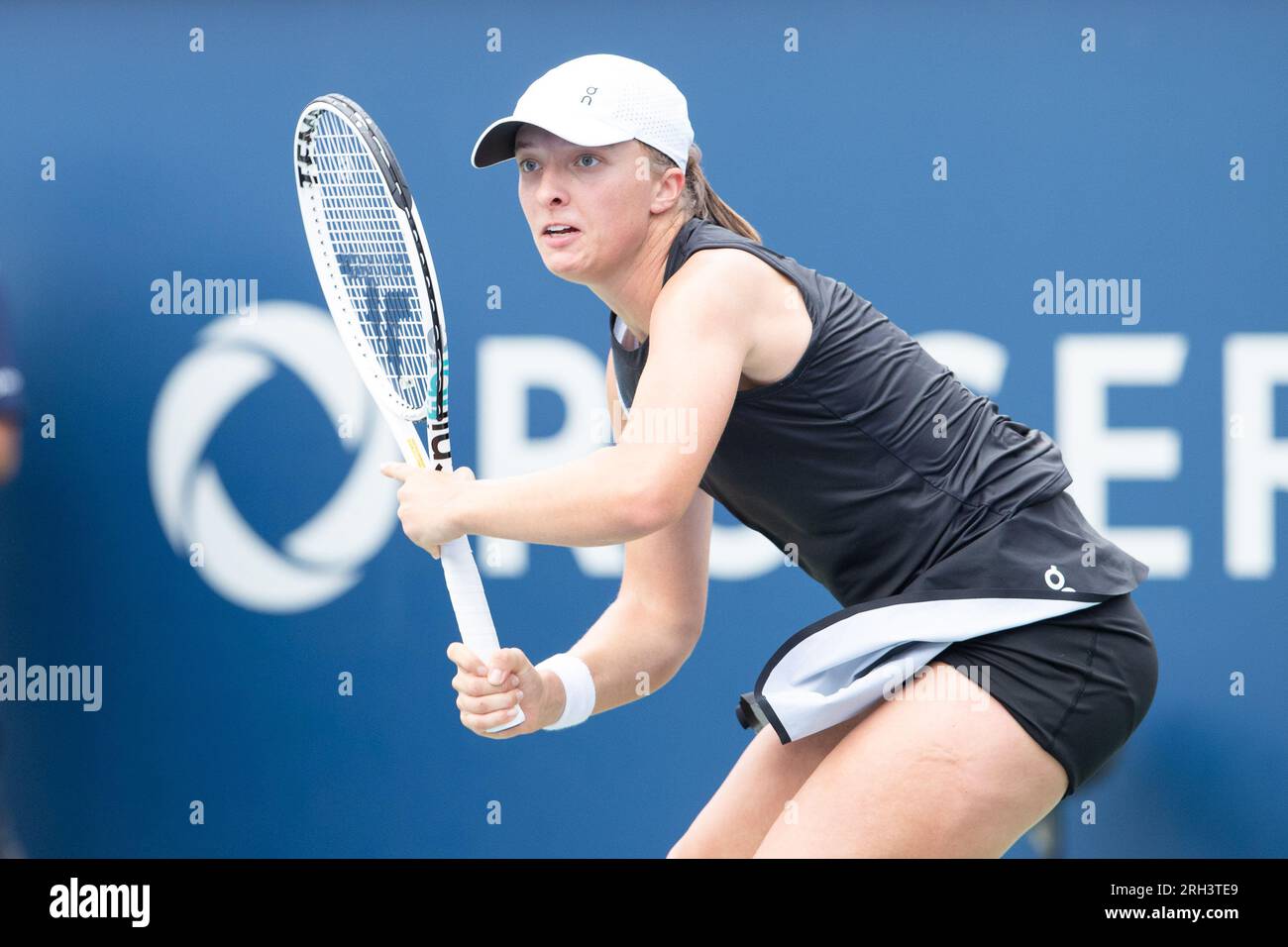 12 août 2023 : IgA Swiatek (POL) suit le ballon lors du match de demi-finale de l’Open Banque nationale de la WTA au Stade IGA à Montréal, Québec. Daniel Lea/CSM Banque D'Images