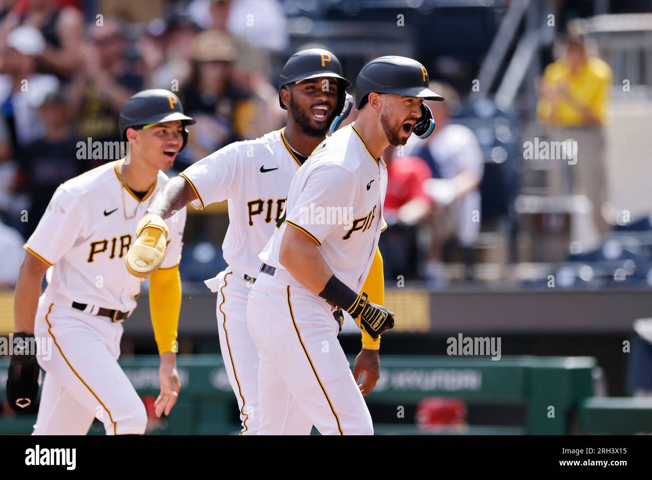 PITTSBURGH, PA - AUGUST 13: Pittsburgh Pirates second baseman Jared Triolo (19) celebrates with shortstop Liover Peguero (60) and catcher Endy Rodriguez (25) after hitting a three-run home run to put his team ahead in the seventh inning of an MLB game against the Cincinnati Reds on August 13, 2023 at PNC Park in Pittsburgh, Pennsylvania. (Photo by Joe Robbins/Icon Sportswire) (Icon Sportswire via AP Images) Banque D'Images