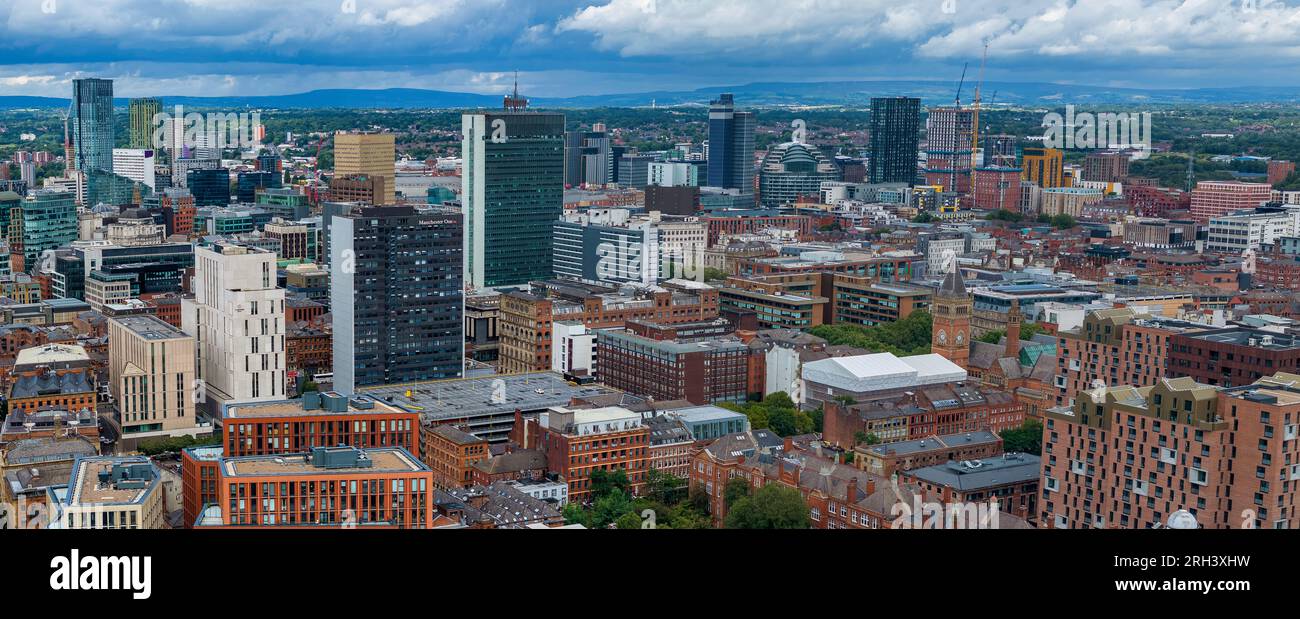 Vue aérienne du centre-ville de Manchester et du développement des gratte-ciel, photographiée au-dessus d'oxford Road. Banque D'Images