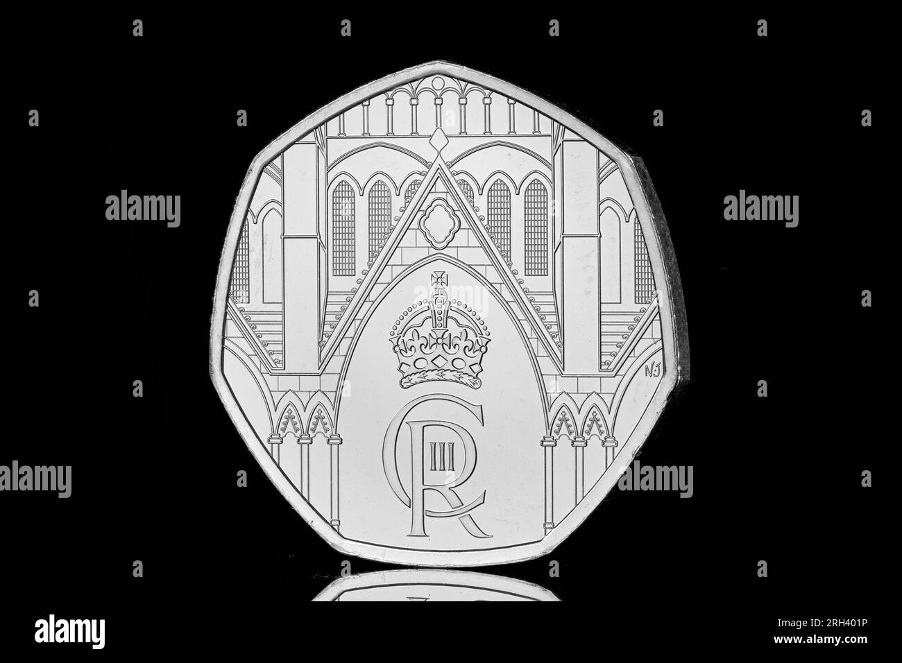 La nouvelle pièce de 50p pour célébrer le couronnement du roi Charles III qui a eu lieu le 6 mai 2023. Le revers présente l'abbaye de Westminster Banque D'Images