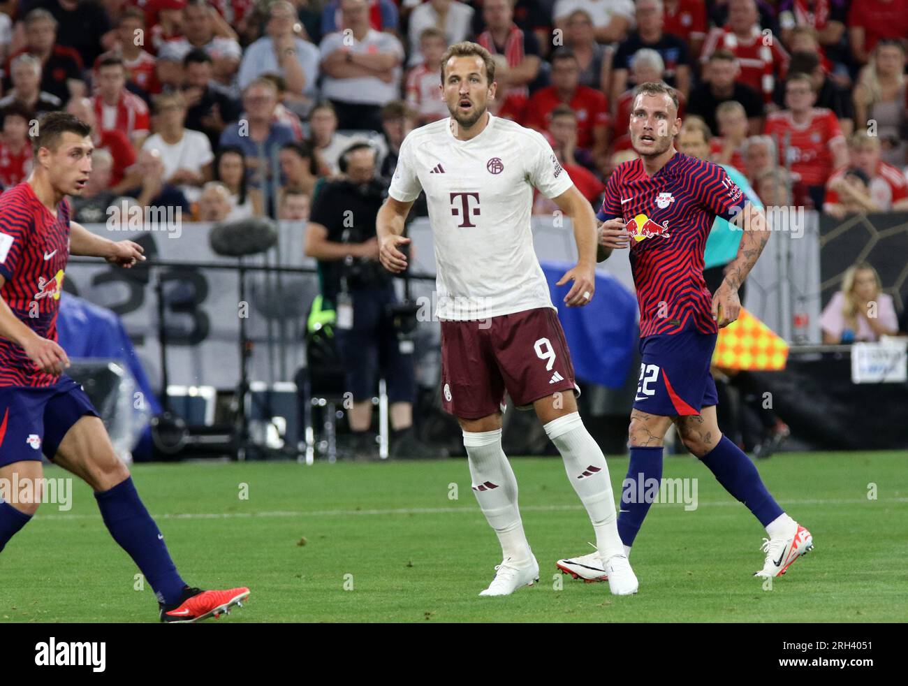 MUNICH, Allemagne. , . Harry KANE d'Angleterre, maintenant le numéro 9 du FC Bayern Muenchen est un joueur nouvellement signé, attaquant dans son premier match pour son nouveau club, vu ici lors du match de Supercup football entre le FC Bayern Muenchen et RB LEIPZIG à l'Allianz Arena de Munich en 12. AOÛT 2023, Allemagne. Aussi dans le Picture Player de RB Leipzig 4 Willi Orban (C) et 22 David Raum, DFL, Fussball, 0:3 (photo et copyright @ ATP images/Arthur THILL (THILL Arthur/ATP/SPP) crédit : SPP Sport Press photo. /Alamy Live News Banque D'Images