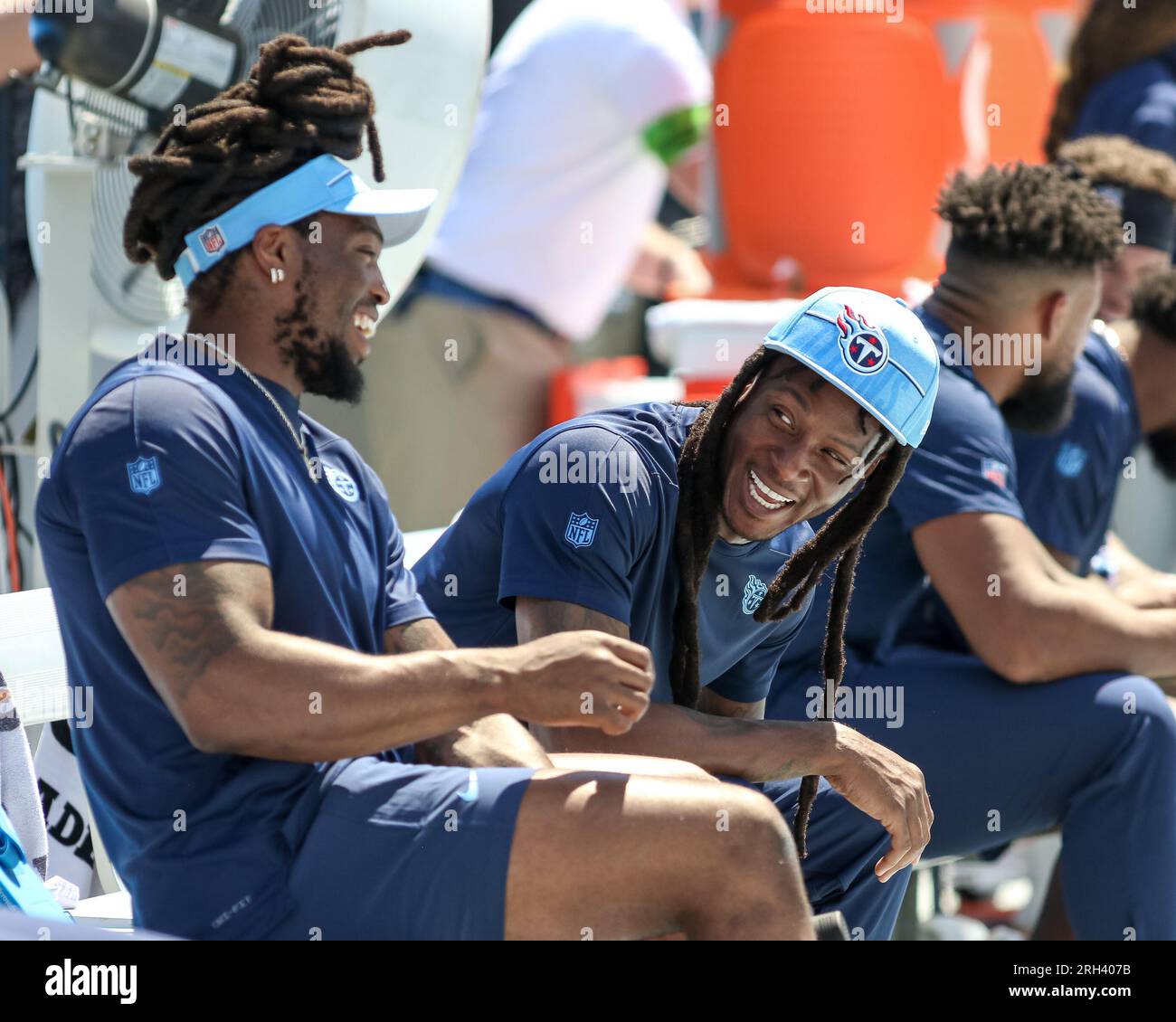 12 août 2023, Chicago, Illinois, États-Unis : le Wide Receiver DeAndre Hopkins (10) et le Running back Derrick Henry (22) partagent un moment lors du match de pré-saison de la NFL entre les Bears de Chicago et les Titans du Tennessee. Banque D'Images