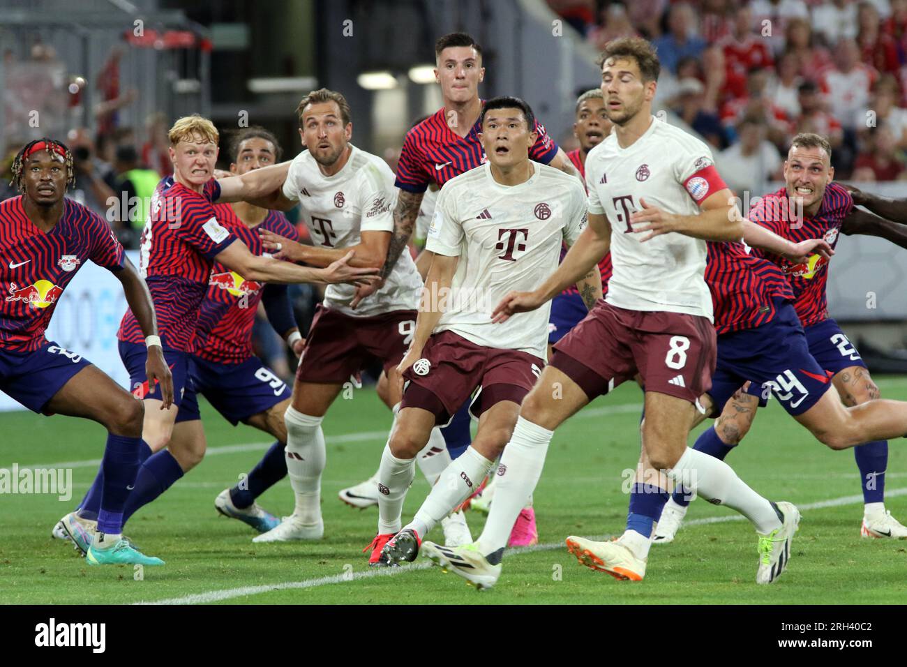 MUNICH, Allemagne - 12. AOÛT 2023 : Harry KANE d'Angleterre, maintenant le numéro 9 du FC Bayern Muenchen est un joueur nouvellement signé, attaquant dans son premier match pour son nouveau club, vu ici lors du match de Supercup football entre le FC Bayern Muenchen et RB LEIPZIG à l'Allianz Arena de Munich en 12. AOÛT 2023, Allemagne. Egalement sur la photo les joueurs du FC Bayern 3, Minjae Kim, 8, Leon Goretzka et les joueurs du RB Leipzig 30 Benjamin Sesko, 9 Yussuf Poulsen, 39 Benjamin Henrichs, 22 David Raum, 13 Nicolas Seiwald, DFL, Fussball, 0:3 (photo et copyright @ ATP images/Arthur THILL (THILL Arthur/ATP Banque D'Images