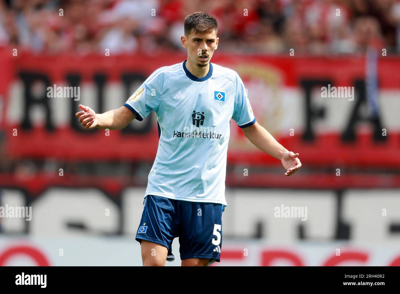 Essen, Deutschland, DFB-Pokal, 1. Runde Rot Weiss Essen-Hamburger SV 3-4 N.V. Am 13.08.2023 im Stadion an der Hafenstrasse in Essen Dennis HADZIKADUNIC (HSV) photo : Norbert Schmidt, Duesseldorf Banque D'Images