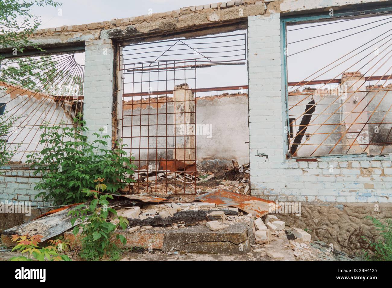 Campagne. Maison détruite par des bombardements. Guerre en Ukraine. Invasion russe de l'Ukraine. Destruction des infrastructures. Terreur de la population civile Banque D'Images