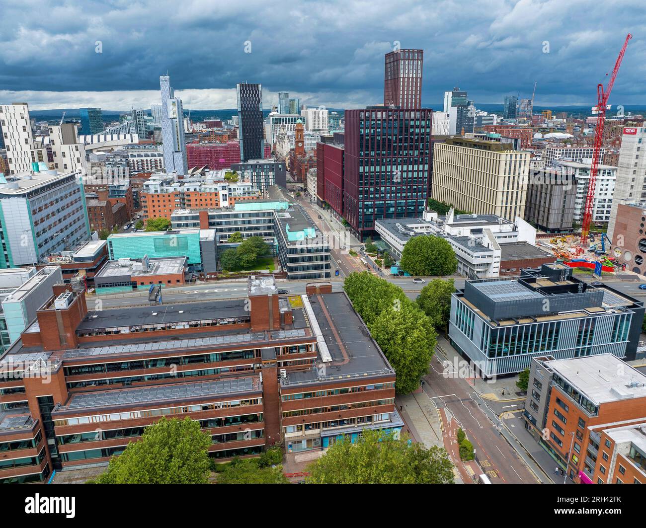 Vue aérienne du centre-ville de Manchester et du développement des gratte-ciel, photographiée au-dessus d'oxford Road. Banque D'Images